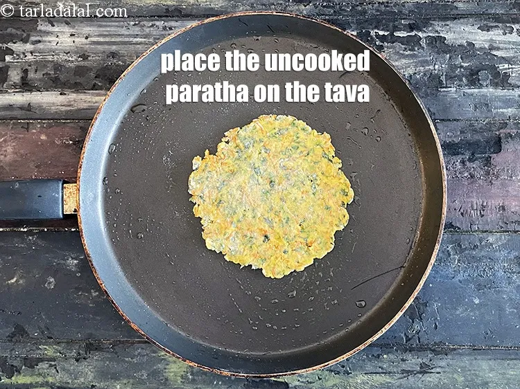 Step 16 – <p>રોટીને તવા પર હળવેથી મૂકો.</p>