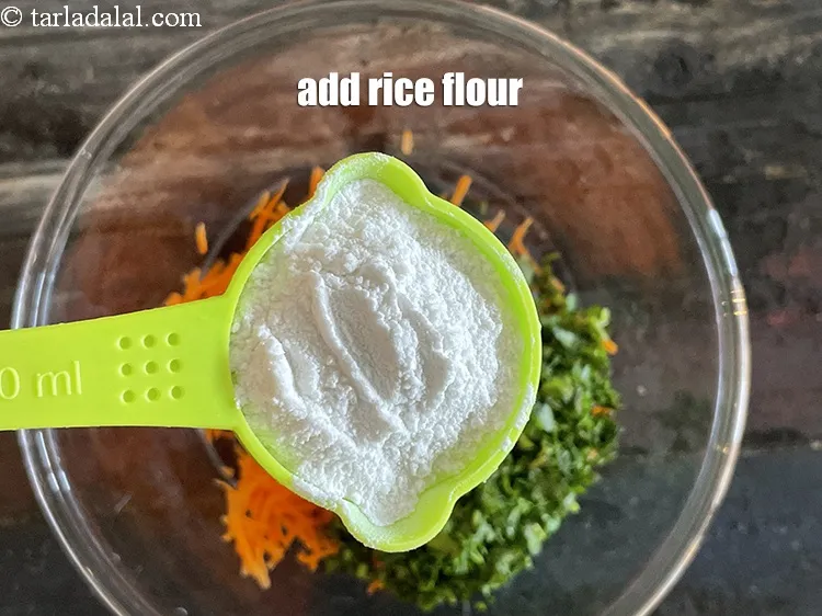 Step 3 – <p><span style="background-color:rgb(255,255,255);color:rgb(0,0,0);">1/4 કપ </span><a href="https://www.tarladalal.com/glossary-rice-flour-chawal-ka-atta-gujarati-534i"><u>ચોખાનો લોટ (rice flour, chawal ka atta )</u></a> ઉમેરો.</p>