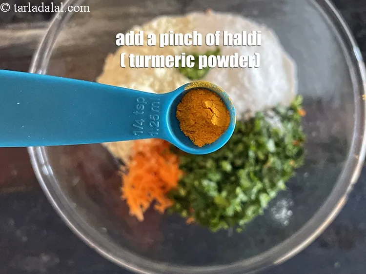 Step 6 – <p>એક ચપટી <a href="https://www.tarladalal.com/glossary-turmeric-powder-haldi-gujarati-645i"><u>હળદર (turmeric powder, haldi)</u></a> ઉમેરો.</p>
