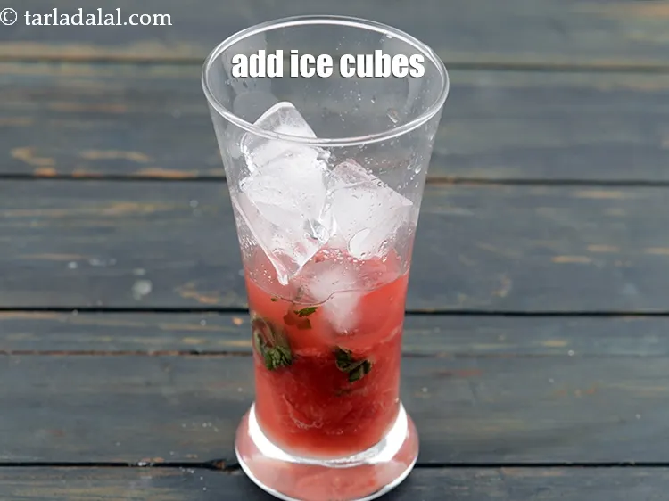 Step 8 – <p>6 <a href="https://www.tarladalal.com/glossary-ice-gujarati-476i#ing_3393"><u>બરફના ટુકડા (ice-cubes)</u></a> ઉમેરો.</p>
