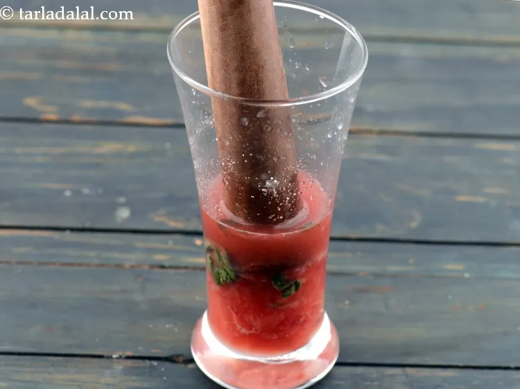 Step 12 – <p><span style="background-color:rgb(255,255,255);color:rgb(0,0,0);">ઘટકોને અગાઉથી મડલ કરશો નહીં અન્યથા લીંબુના રસ અને ફુદીનાના પાનથી તે કડવું થઈ …