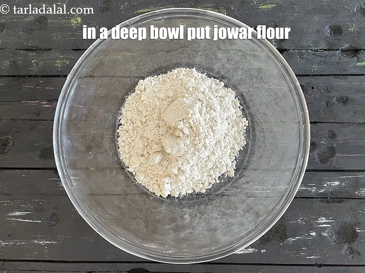 Step 3 – <p>એક ઊંડા બાઉલમાં <span style="background-color:rgb(255,255,255);color:rgb(0,0,0);">1/2 કપ </span><a href="https://www.tarladalal.com/glossary-jowar-flour-jowar-ka-atta-white-millet-flour-sorghum-flour-gujarati-483i"><u>જુવારનો લોટ (jowar flour)</u></a> નાખો.</p>