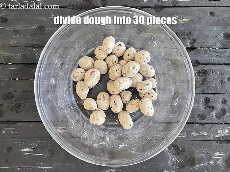 Step 10 – <p>કણકને 30 સમાન ભાગોમાં વહેંચો.</p>