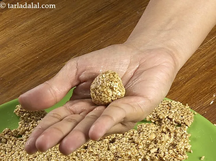 Step 14 – <p>તિલકુટને ગોળ આકાર આપો.</p>