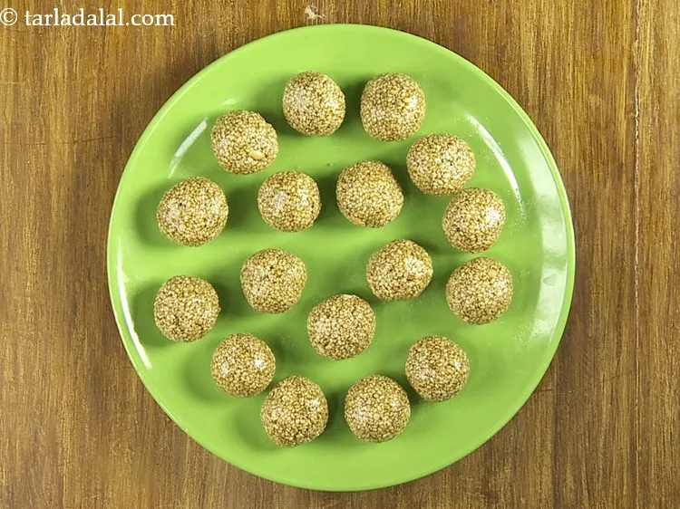 Step 15 – <p>બાકીના મિશ્રણ સાથે 16 વધુ તિલકે લાડુ બનાવવા માટે પગલાં 12 થી 14 ને પુનરાવર્તિત …