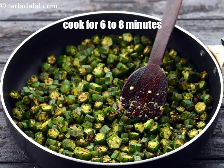 Step 13 – <p>મધ્યમ તાપ પર 6 થી 8 મિનિટ સુધી રાંધો, અને ક્યારેક ક્યારેક હલાવતા રહો.</p>