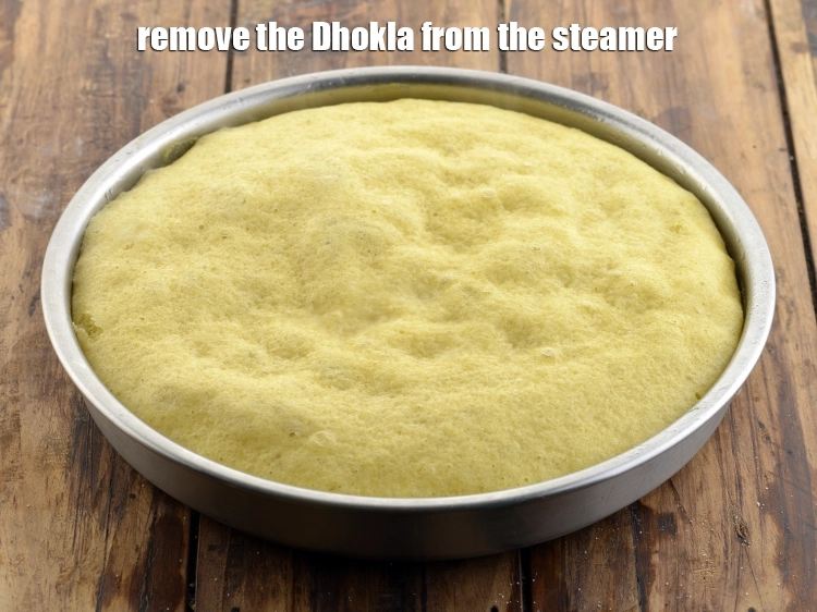 Step 16 – <p>સ્ટીમરમાંથી <strong>નાયલોન ખમણ ઢોકળા</strong> કાઢો.</p>