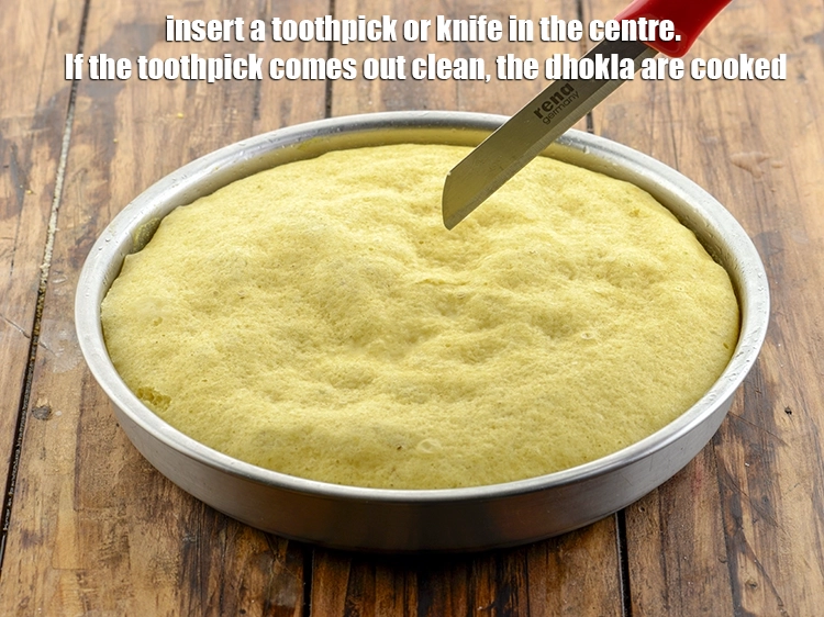 Step 33 – <p>વચ્ચે ટૂથપીક અથવા છરી નાખો. જો ટૂથપીક સાફ બહાર આવે, તો નાયલોન ખમણ ઢોકળા પાકી …