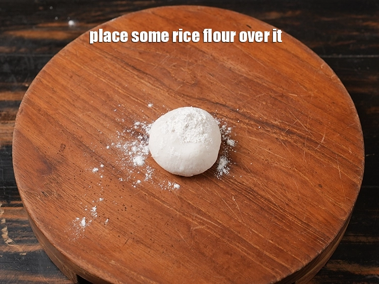 Step 15 – <p>તેના પર થોડો <a href="https://www.tarladalal.com/glossary-rice-flour-chawal-ka-atta-gujarati-534i"><u>ચોખાનો લોટ (rice flour, chawal ka atta )</u></a> મૂકો.</p>