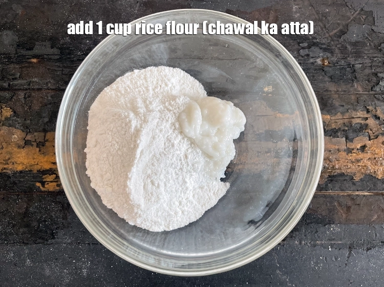 Step 7 – <p>1 કપ <a href="https://www.tarladalal.com/glossary-rice-flour-chawal-ka-atta-gujarati-534i"><u>ચોખાનો લોટ (rice flour, chawal ka atta )</u></a> ઉમેરો.</p>