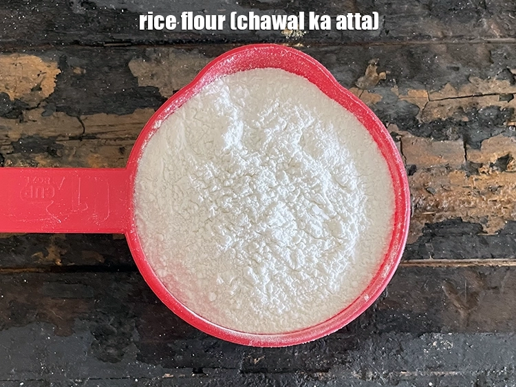 Step 2 – <p><a href="https://www.tarladalal.com/glossary-rice-flour-chawal-ka-atta-gujarati-534i"><strong><u>ચોખાનો લોટ (rice flour, chawal ka atta )</u></strong></a><strong>આવો દેખાય છે</strong>. ચોખાનો લોટ ચોખાને બારીક …