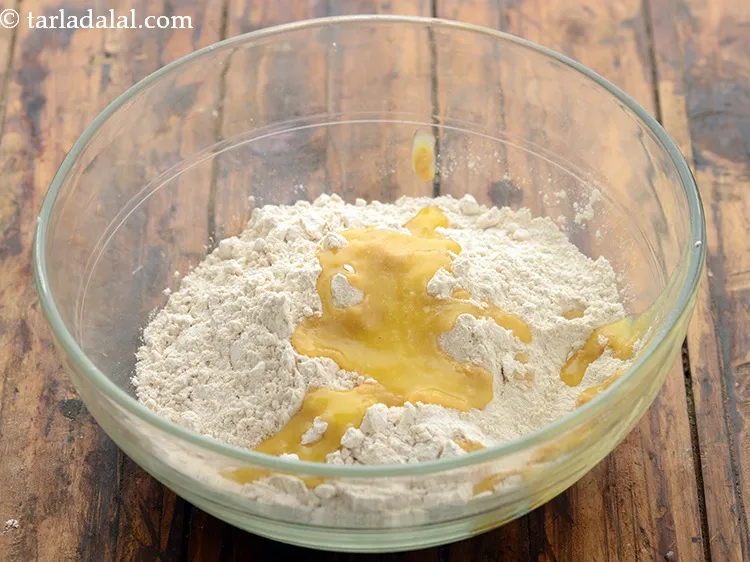 Step 2 – <p>ઓગાળેલું ઘી ઉમેરો.</p>