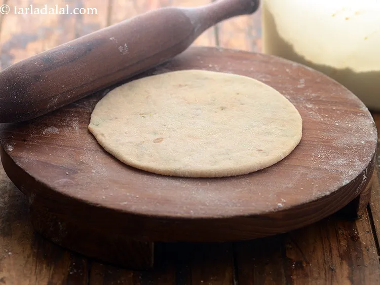 Step 22 – <p>થોડા લોટની મદદથી 150 મીમીના વર્તુળમાં રોલ કરવાનું શરૂ કરો. (6”) વ્યાસનું વર્તુળ થોડું ઘઉંના …