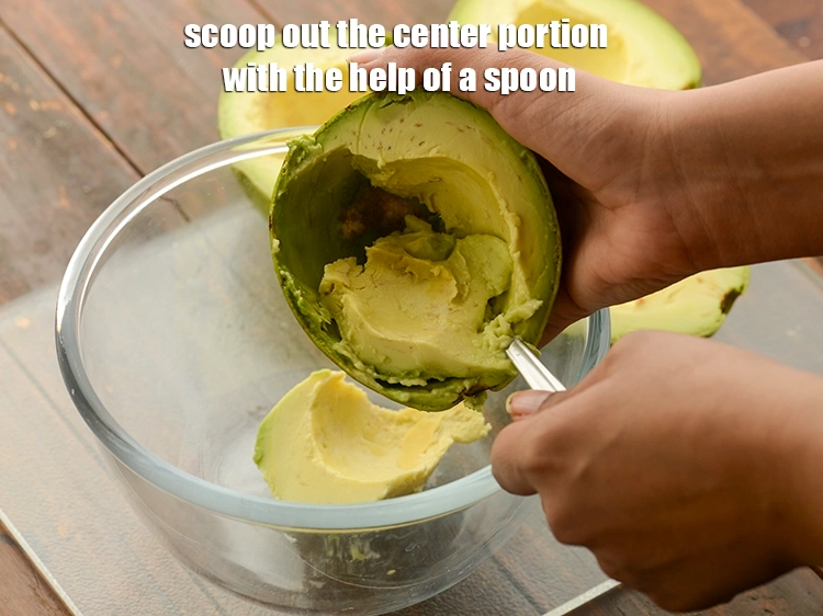 Step 4 – <p>ચમચીની મદદથી વચ્ચેનો ભાગ કાઢી લો.</p>
