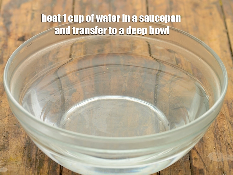Step 2 – <p>એક તપેલીમાં ૧ કપ <strong>પાણી</strong> <strong>ગરમ</strong> કરો અને એક ઊંડા બાઉલમાં નાખો.</p>