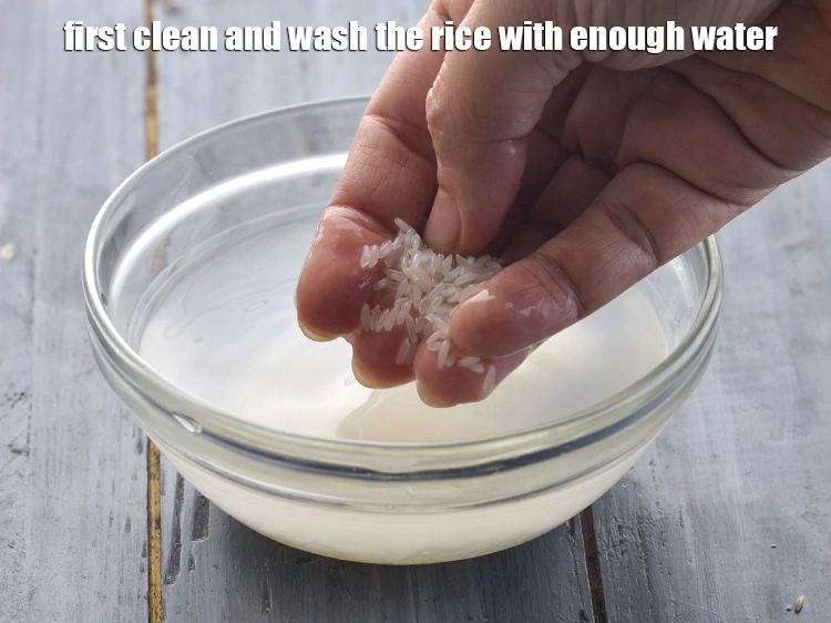 Step 1 – <p><strong>બાળકો માટે ચોખાના મેશ</strong> માટે, પહેલા ચોખાને પૂરતા પાણીથી સાફ કરો અને ધોઈ લો.</p>