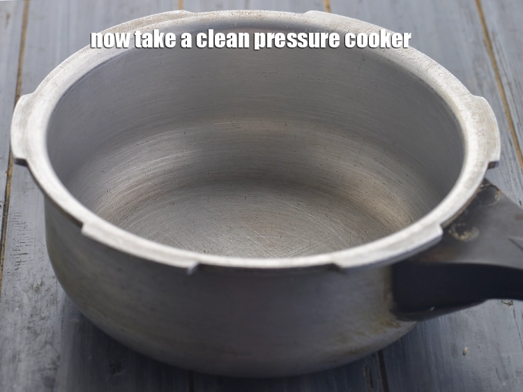 Step 3 – <p>હવે એક સ્વચ્છ પ્રેશર કૂકર લો.</p>
