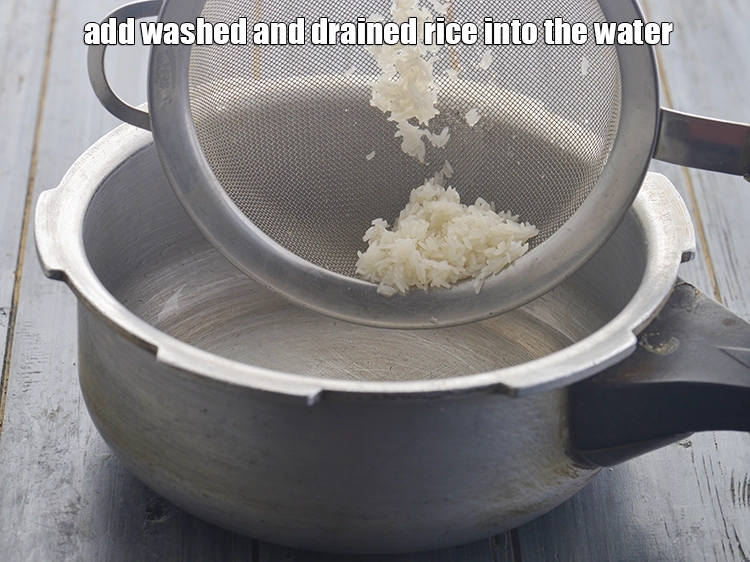 Step 5 – <p>ધોયેલા અને નિતારી નાખેલા ચોખાને પ્રેશર કૂકરના પાણીમાં ઉમેરો.</p>