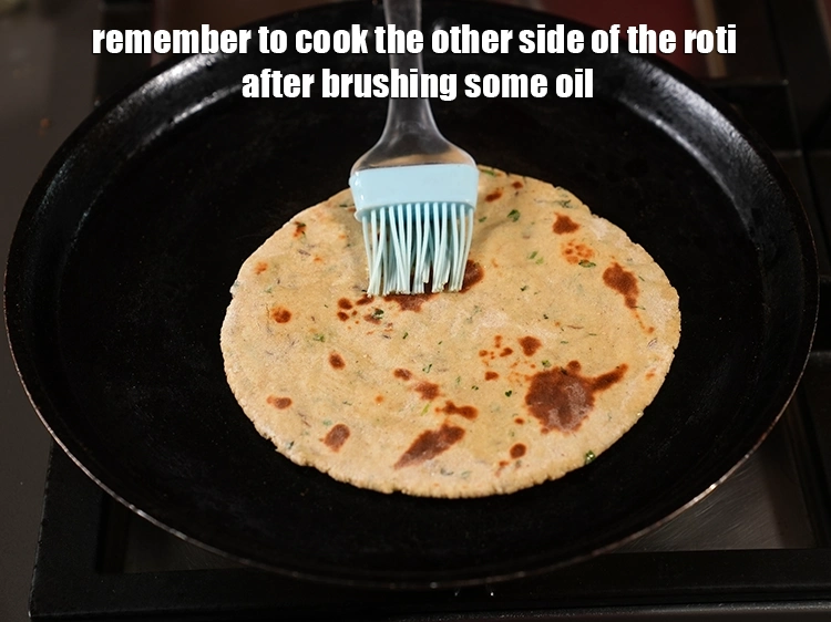 Step 18 – <p>થોડું <a href="https://www.tarladalal.com/glossary-oil-gujarati-671i"><u>તેલ ( oil )</u></a> બ્રશ કર્યા પછી રોટીની બીજી બાજુ પણ રાંધવાનું યાદ …