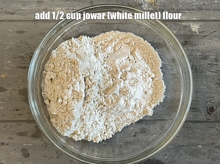 Step 2 – <p><span style="background-color:rgb(255,255,255);color:rgb(0,0,0);">1/2 કપ </span><a href="https://www.tarladalal.com/glossary-jowar-flour-jowar-ka-atta-white-millet-flour-sorghum-flour-gujarati-483i"><u>જુવારનો લોટ (jowar flour)</u></a> ઉમેરો.</p>