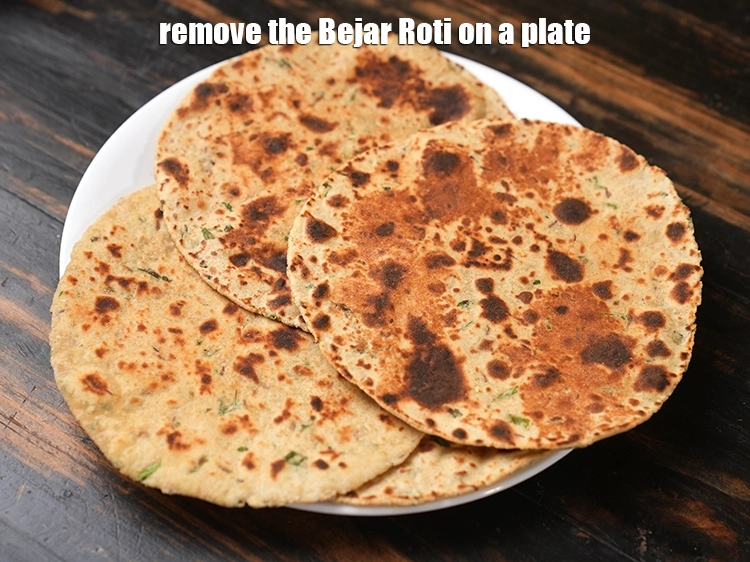 Step 20 – <p><strong>બેજર રોટીને</strong> પ્લેટમાં કાઢી લો.</p>