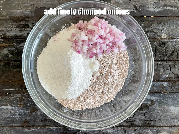 Step 3 – <p><span style="background-color:rgb(255,255,255);color:rgb(0,0,0);">1/2 કપ </span><a href="https://www.tarladalal.com/glossary-onions-pyaz-pyaaz-kanda-gujarati-548i#ing_2327"><u>સમારેલા કાંદા (chopped onions)</u></a> ઉમેરો.</p>