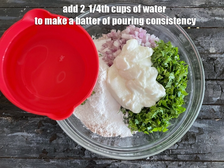 Step 8 – <p>રેડતા મિશ્રણ જેવું બેટર બનાવવા માટે ૨ ૧/૪ કપ <strong>પાણી</strong> ઉમેરો.</p>