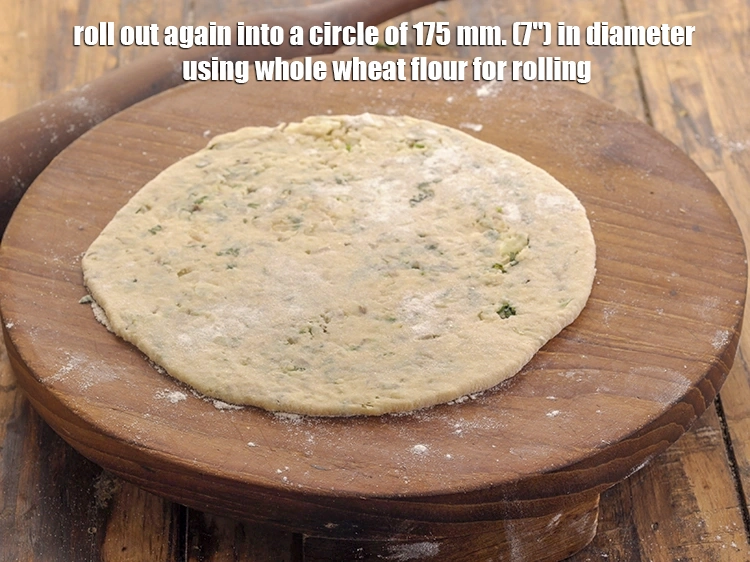 Step 25 – <p style="margin-left:0px;">ફરીથી વણીને તેને 175 મીમી (7") વ્યાસના ગોળ આકારમાં બનાવો, વણવા માટે ઘઉંના લોટનો …