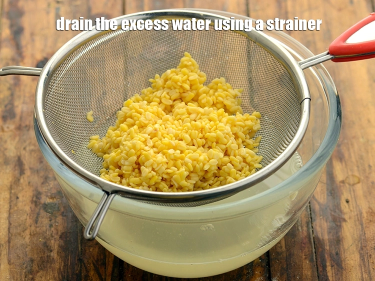 Step 3 – <p>વધારાનું પાણી ચાળણીનો ઉપયોગ કરીને નિતારીને કાઢી નાખો.</p>