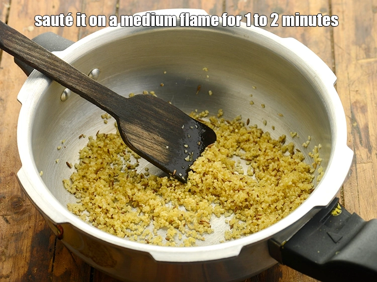 Step 6 – <p>મધ્યમ તાપ પર 1 થી 2 મિનિટ માટે તેને સાંતળો.</p>