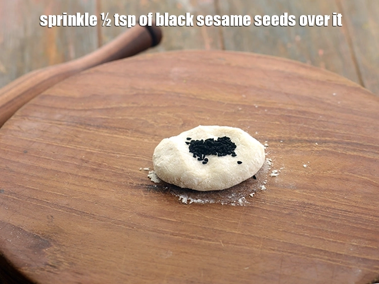 Step 19 – <p>તેના પર 1/2 ચમચી <a href="https://www.tarladalal.com/glossary-sesame-seeds-til-gingelly-seeds-gujarati-612i#ing_3230"><u>કાળા તલ (black sesame seeds, kala til)</u></a> છાંટો.</p>