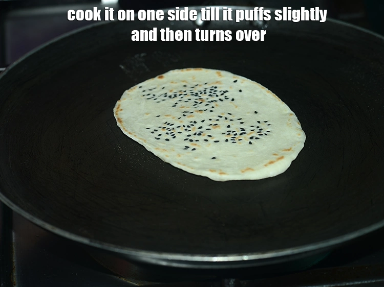 Step 22 – <p>તેને એક બાજુ રાંધો જ્યાં સુધી તે થોડું ફૂલી ન જાય અને પછી પલટી ન …