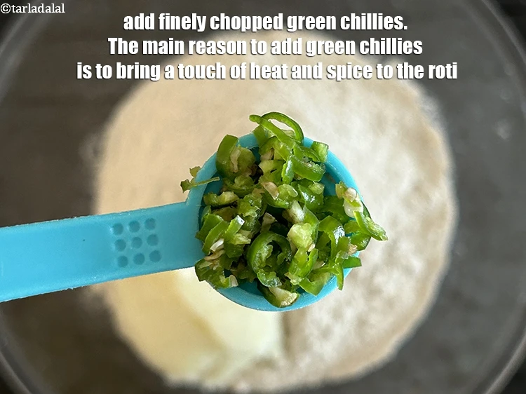 Step 6 – <p><span style="background-color:rgb(255,255,255);color:rgb(0,0,0);">1/2 ટીસ્પૂન </span><a href="https://www.tarladalal.com/glossary-green-chillies-hari-mirch-gujarati-331i#ing_3504"><u>બારીક સમારેલા લીલા મરચા (finely chopped green chillies)</u></a> ઉમેરો. લીલા મરચાં …