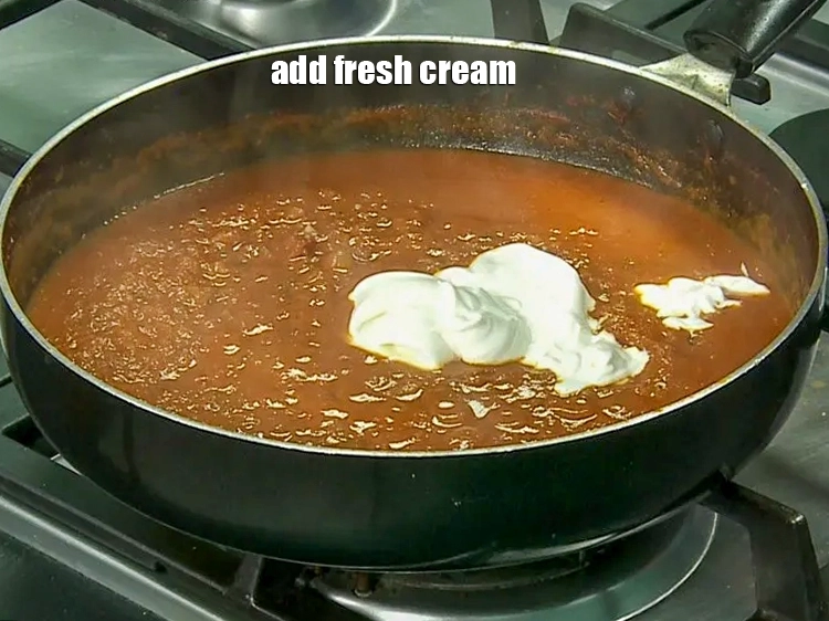 Step 15 – <p>આગ બંધ કરો, <span style="background-color:rgb(255,255,255);color:rgb(0,0,0);">3 ટેબલસ્પૂન </span><a href="https://www.tarladalal.com/glossary-fresh-cream-gujarati-1877i"><u>તાજું ક્રીમ (fresh cream)</u></a> ઉમેરો. જો તમને એકદમ …