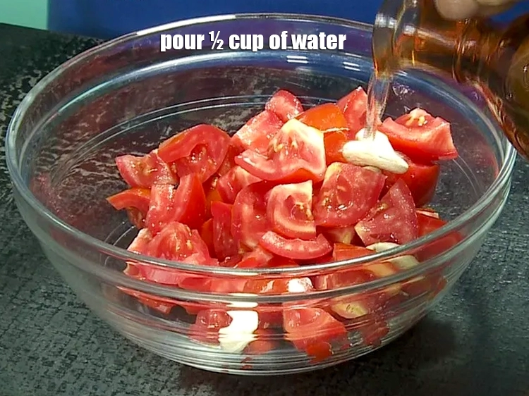 Step 3 – <p>1/2 કપ <strong>પાણી</strong> રેડો.</p>