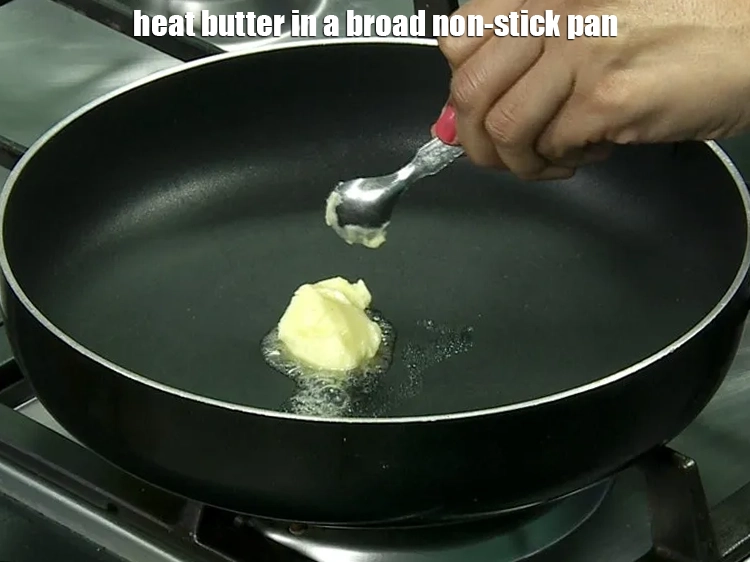 Step 6 – <p><strong>મખની&nbsp;સોસ</strong> તૈયાર કરવા માટે, એક પહોળા નોન-સ્ટીક પેનમાં <span style="background-color:rgb(255,255,255);color:rgb(0,0,0);">1 ટેબલસ્પૂન </span><a href="https://www.tarladalal.com/glossary-butter-makhan-gujarati-233i"><u>માખણ (butter, makhan)</u></a> …