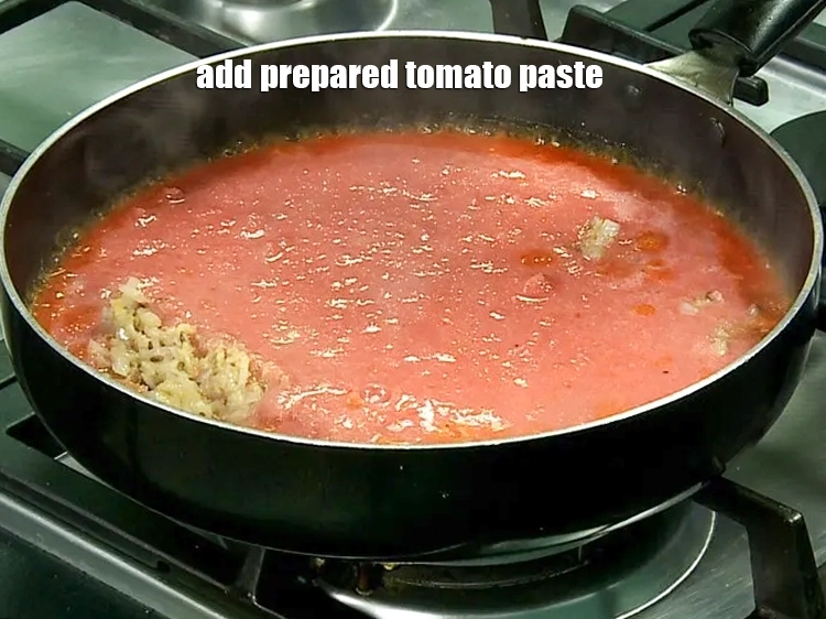 Step 9 – <p>તૈયાર ટામેટાની પેસ્ટ ઉમેરો.</p>