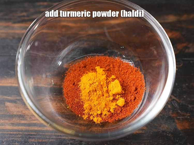 Step 3 – <p><span style="background-color:rgb(255,255,255);color:rgb(0,0,0);">1/2 ટીસ્પૂન </span><a href="https://www.tarladalal.com/glossary-turmeric-powder-haldi-gujarati-645i"><u>હળદર (turmeric powder, haldi)</u></a> ઉમેરો.</p>