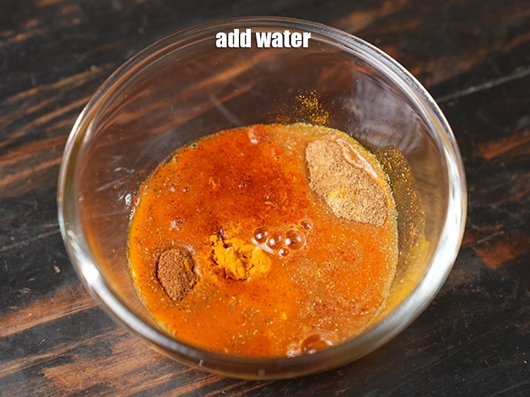 Step 6 – <p>૩ ચમચી <strong>પાણી</strong> ઉમેરો.</p>