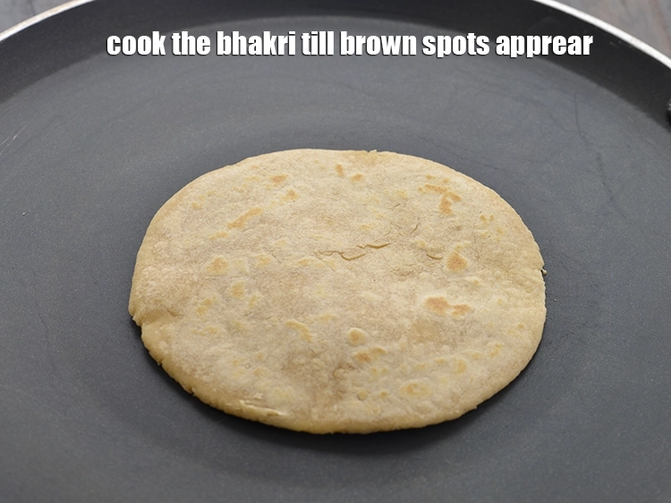 Step 13 – <p style="margin-left:0px;">ભાખરીને ભૂરા રંગના ડાઘા દેખાય ત્યાં સુધી રાંધો..ઘણા પરિવારો ભાખરી બનાવતી વખતે ઘીનો ઉપયોગ …