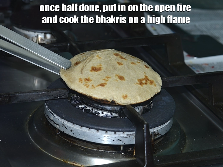 Step 14 – <p style="margin-left:0px;">અડધી થઈ ગયા પછી, ખુલ્લી આગ પર મૂકો અને ઊંચી આંચ પર ભાખરી રાંધો.</p>