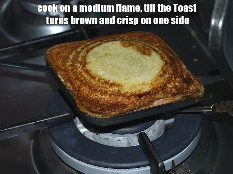 Step 16 – <p style="margin-left:0px;">મધ્યમ તાપ પર <strong>ચીઝ ચિલી ટોસ્ટ</strong> એક બાજુ બ્રાઉન અને ક્રિસ્પી થાય ત્યાં સુધી …