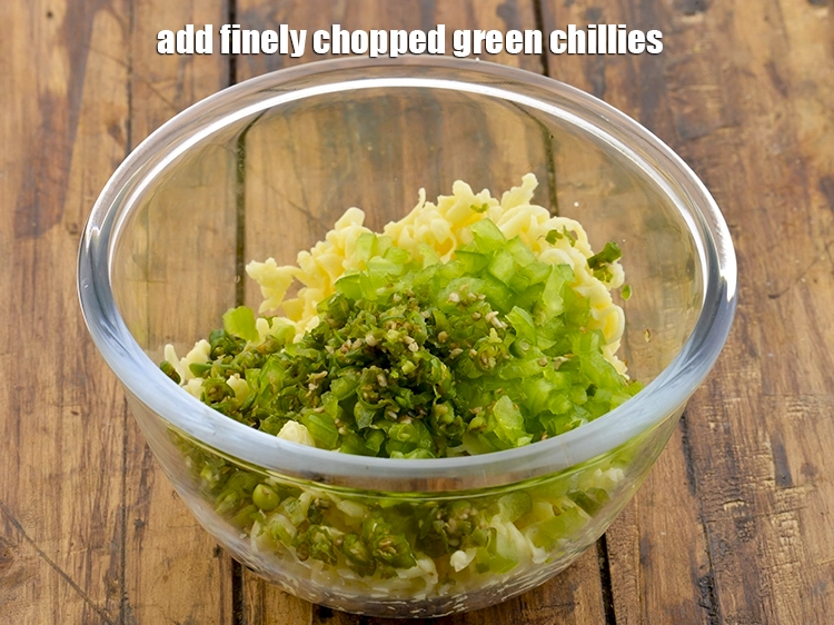 Step 3 – <p><span style="background-color:rgb(255,255,255);color:rgb(0,0,0);">1 1/2 ટેબલસ્પૂન </span><a href="https://www.tarladalal.com/glossary-green-chillies-hari-mirch-gujarati-331i#ing_3504"><u>બારીક સમારેલા લીલા મરચા (finely chopped green chillies)</u></a> પણ ઉમેરો.</p>