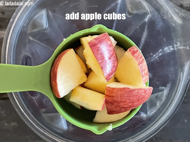 Step 3 – <p><span style="background-color:rgb(255,255,255);color:rgb(0,0,0);">1/2 કપ </span><a href="https://www.tarladalal.com/glossary-apple-seb-gujarati-54i#ing_2980"><u>સફરજના ટુકડા ( apple cubes )</u></a> (છાલ્યા વગર અને બીજ કાઢ્યા …