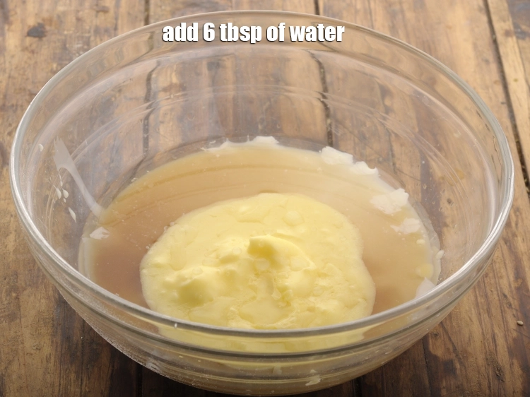 Step 2 – <p>બેટરમાં પાણી એડજસ્ટ કરી શકાય છે. તે વપરાયેલા લોટની ગુણવત્તા પર આધાર રાખે છે.</p>