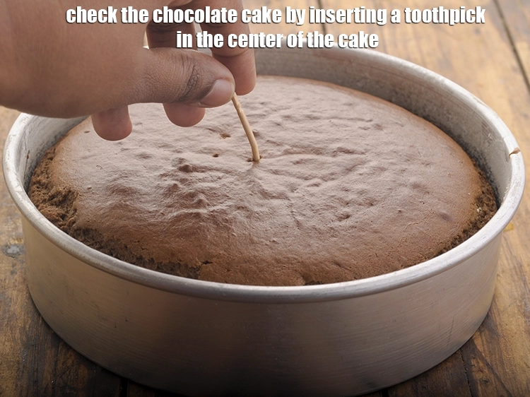 Step 25 – <p>કેકના મધ્યમાં ટૂથપીક દાખલ કરીને ચોકલેટ કેક તપાસો. જો તે સાફ બહાર આવે તો તેનો …