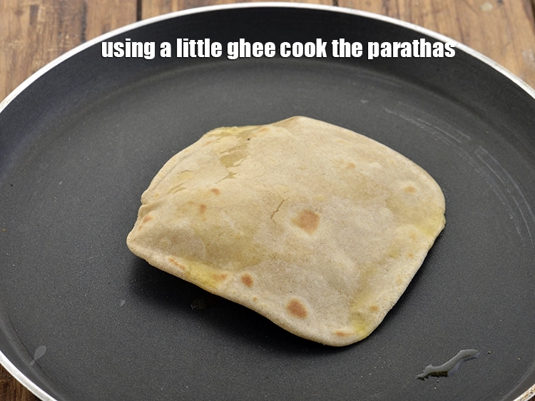 Step 37 – <p>થોડા ઘીનો ઉપયોગ કરીને પરાઠા રાંધો.</p>