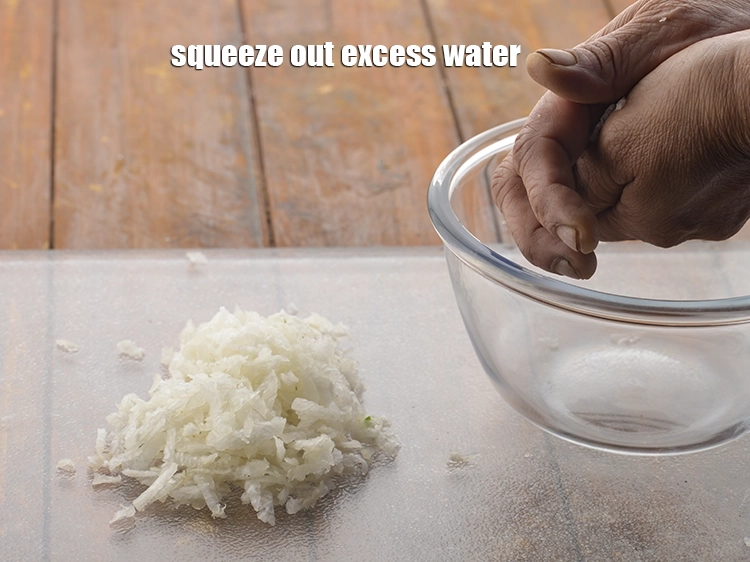 Step 4 – <p>જ્યારે <strong>પંજાબી સ્ટફ્ડ મૂળી પરાઠા </strong>માટે થોડી પૂર્વ-તૈયારીની જરૂર હોય છે જો તમારે મૂળાને છીણીને …