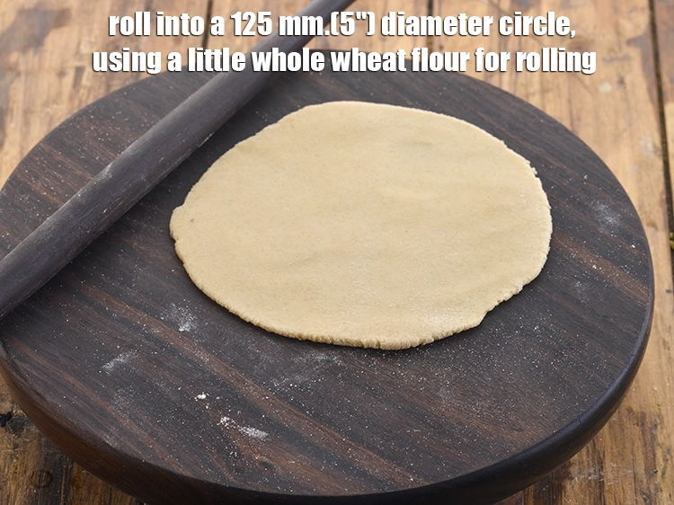 Step 11 – <p>125 મીમી (5") વ્યાસના વર્તુળમાં ફેરવો, થોડો આખા ઘઉંનો લોટ રોલ કરવા માટે ઉપયોગ કરો.</p>