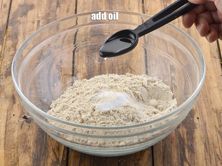 Step 3 – <p>વધુમાં તેલ ઉમેરો. ઉપરાંત, તમે કણક બનાવતી વખતે 1-2 ચમચી દહીં ઉમેરી શકો છો જેથી …